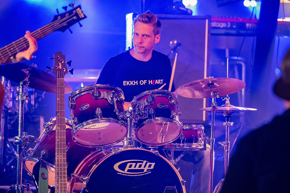 Das Bild zeigt einen Mann der Schlagzeug spielt.