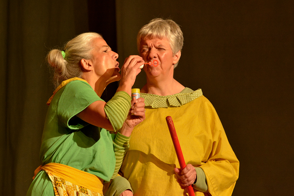 Das Bild zeigt zwei Frauen beim Seifenblasen.