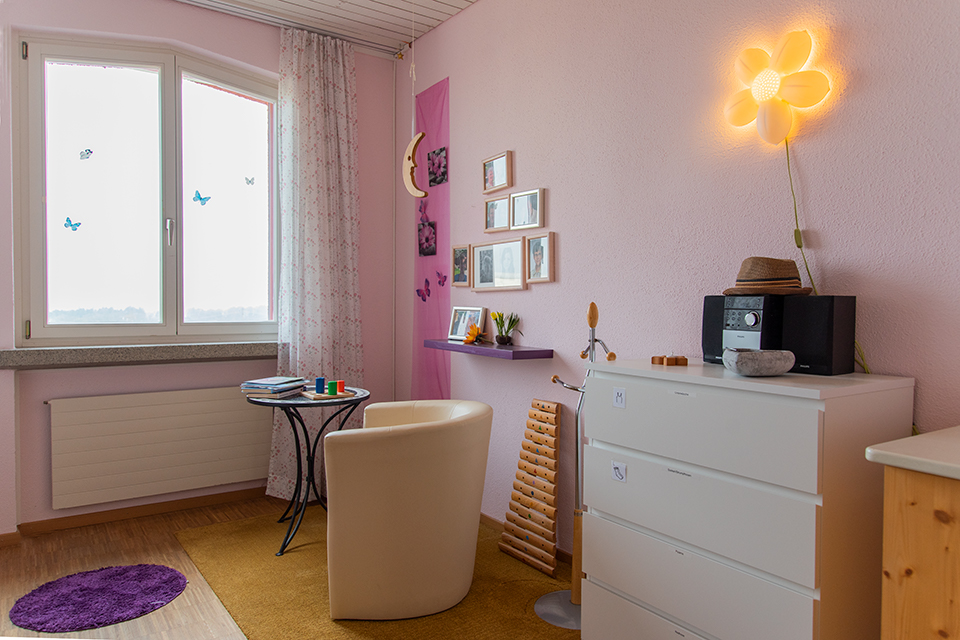 Das Bild zeigt ein Schlafzimmer in der Farbe Rosa gehalten.