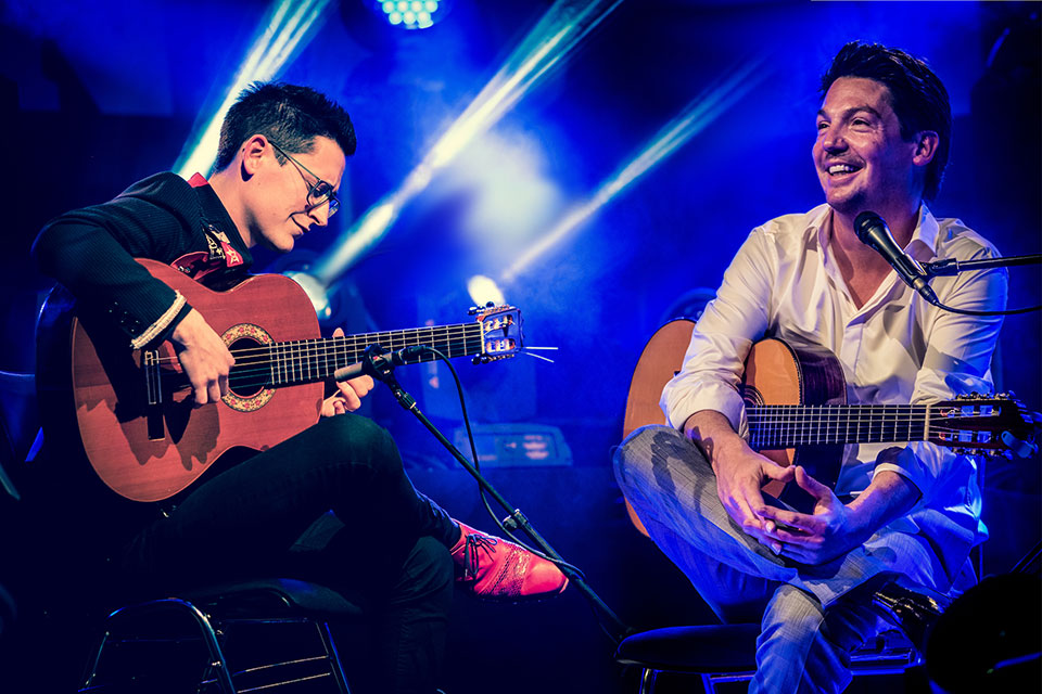Das Bild zeigt Jan Pascal und Alexander Kilian mit ihren Gitarren auf der Bühne.