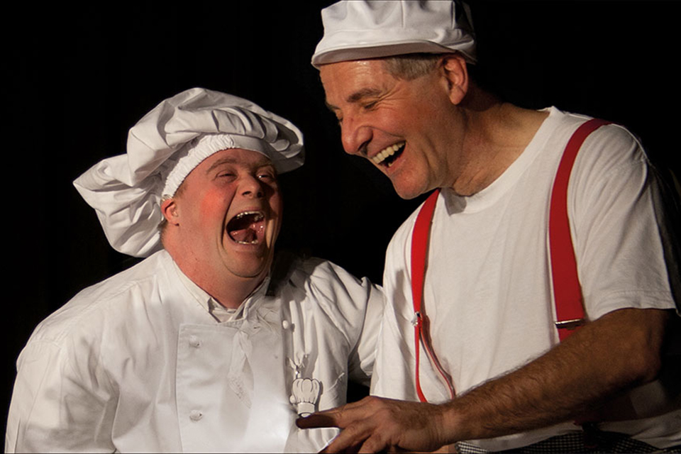 Das Bild zeigt zwei Komiker als Köche verkleidet auf der Bühne.
