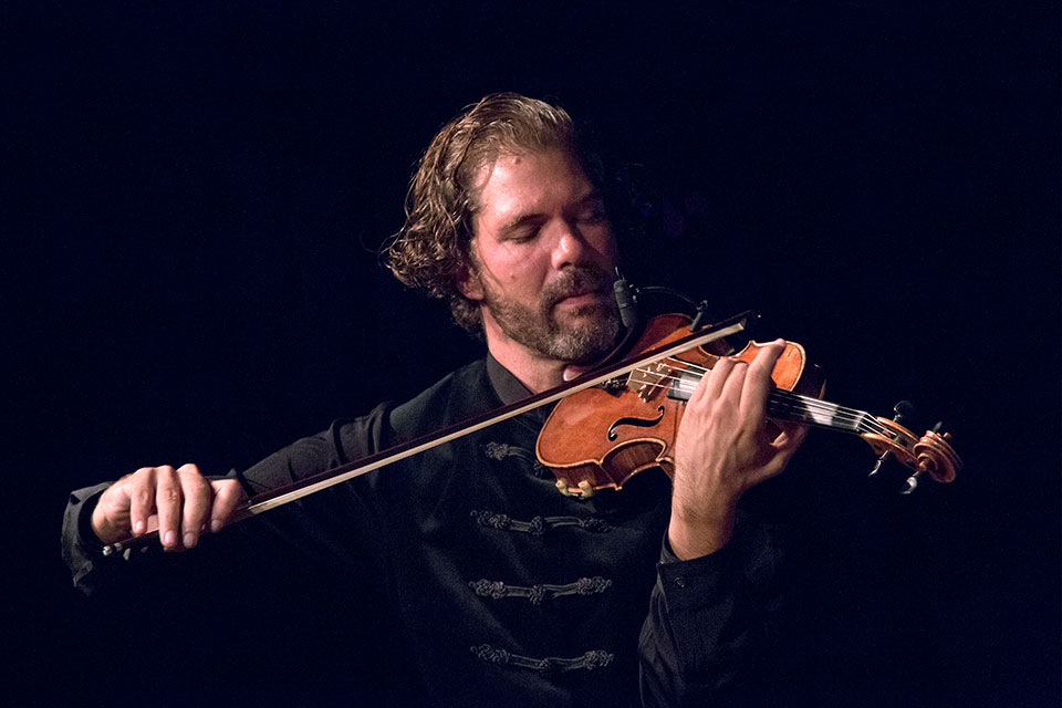 Das Bild zeigt Juri Drole der auf seiner Violine spielt.