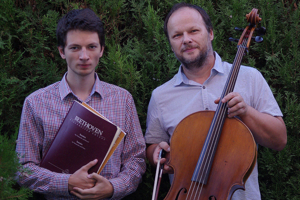 Das Bild zeigt den Cellisten Martin und den Pianisten Jakub im Porträt.