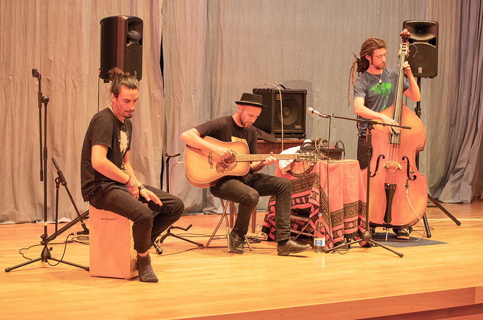 Das Bild zeigt drei Musiker auf der Bühne.