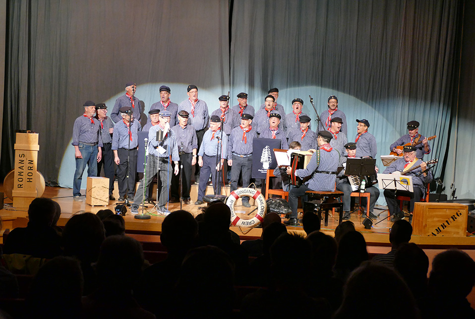 Fünfundzwanzig Seemänner auf der Bühne.