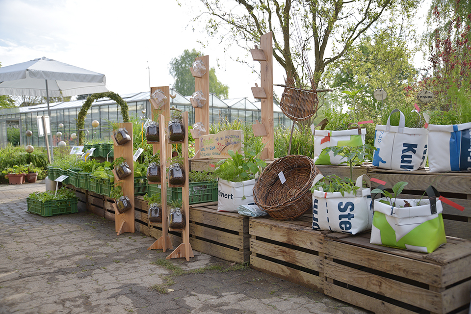 Das Bild zeigt viele verschiedene Produkte zum Kaufen für den Garten.