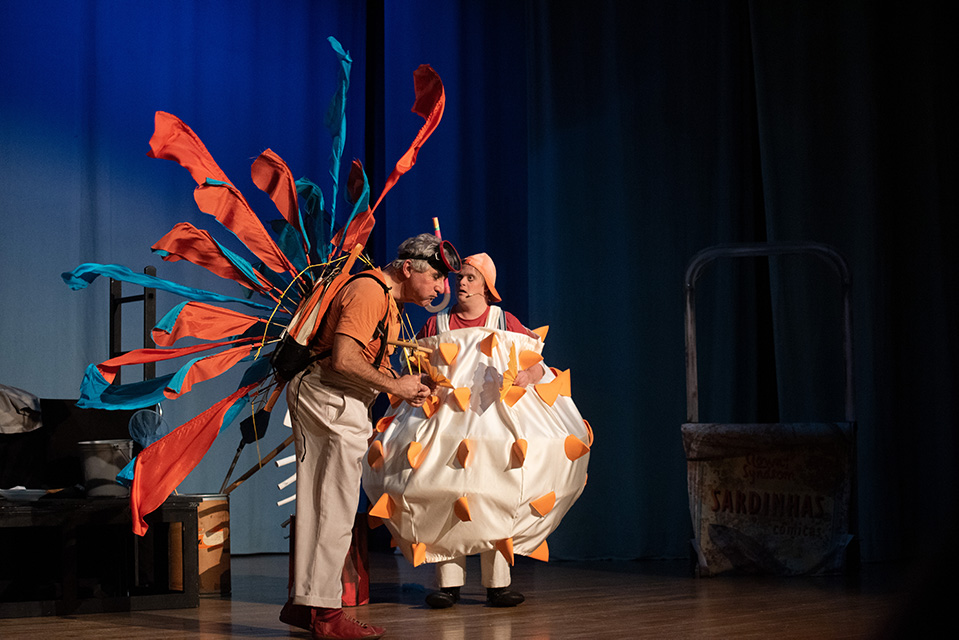 Das Bild zeigt zwei Künstler als Fische verkleidet auf der Bühne.