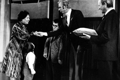 Man sieht die Gründerin Martha Hofer, wie ihr bei der Einweihung am 4. Oktober 1974 die Hand von einem Mann geschüttelt wird.
