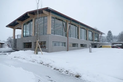 Zu sehen ist eine Seitenansicht des Gebäude der Cantina im Winter. Vor dem Gebäude liegt Schnee.