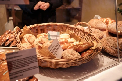 Zu sehen ist ein Korb mit Gebäck. Darunter sind Brötchen und Silserli.